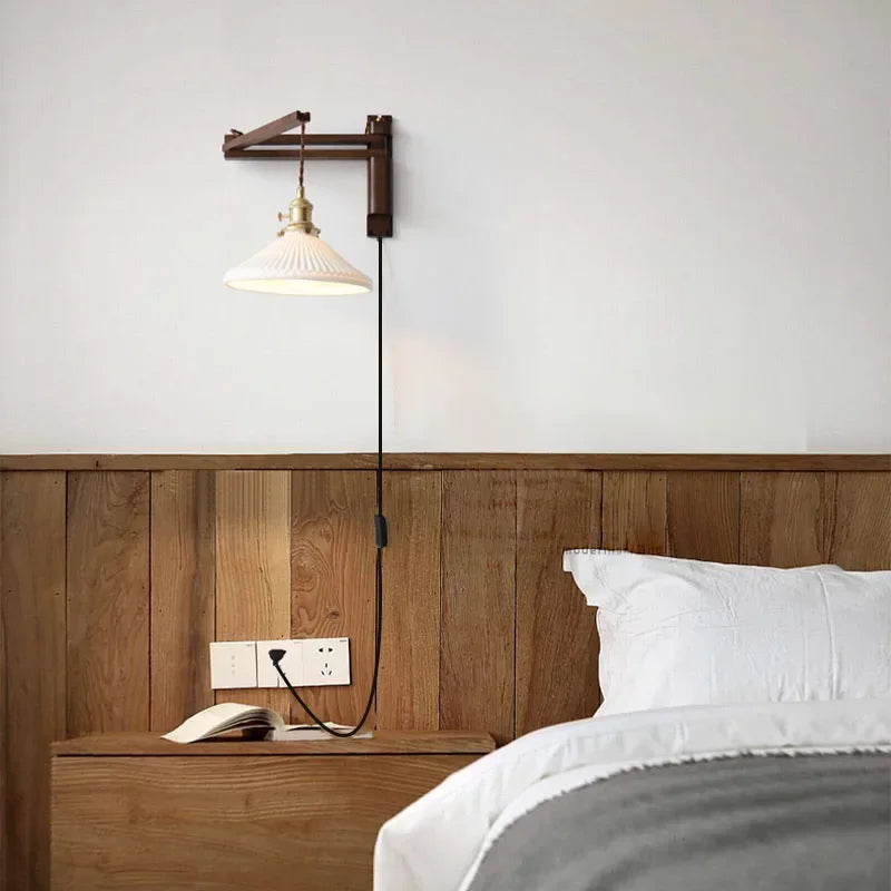 Verstelbare Houten Wandlamp met Keramieke Kap – Landelijke Stijl met Knopschakelaar