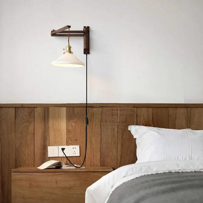 Verstelbare Houten Wandlamp met Keramieke Kap – Landelijke Stijl met Knopschakelaar