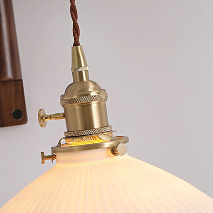 Verstelbare Houten Wandlamp met Keramieke Kap – Landelijke Stijl met Knopschakelaar