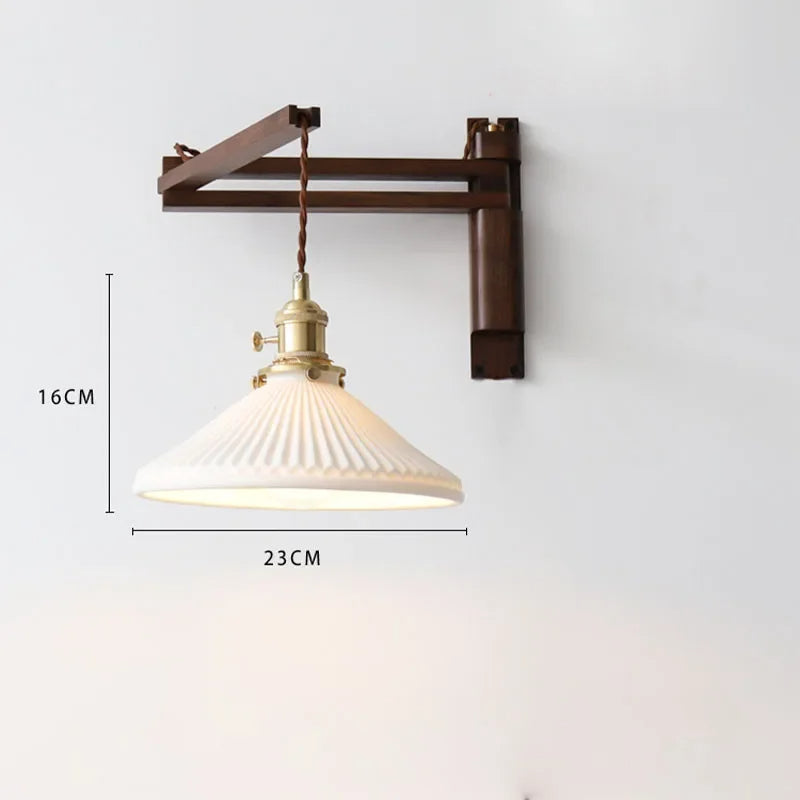 Verstelbare Houten Wandlamp met Keramieke Kap – Landelijke Stijl met Knopschakelaar