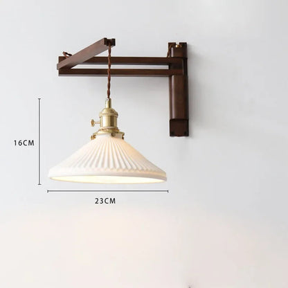 Verstelbare Houten Wandlamp met Keramieke Kap – Landelijke Stijl met Knopschakelaar