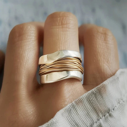 Elegante Ring Zilver en Goud – Verfijnde Twist Sieraad met Betekenis