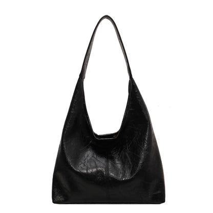 Emma | Grote leren schoudertas voor dames in de kleur Zwart voor dames in stijl geschikt voor alle seizoenen.