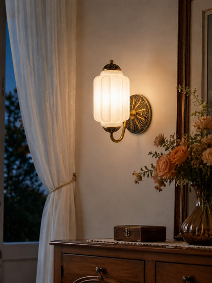 Melkglazen Wandlamp Eloise voor Hal en Slaapkamer | Vintage Wandverlichting met Melkwit Glas