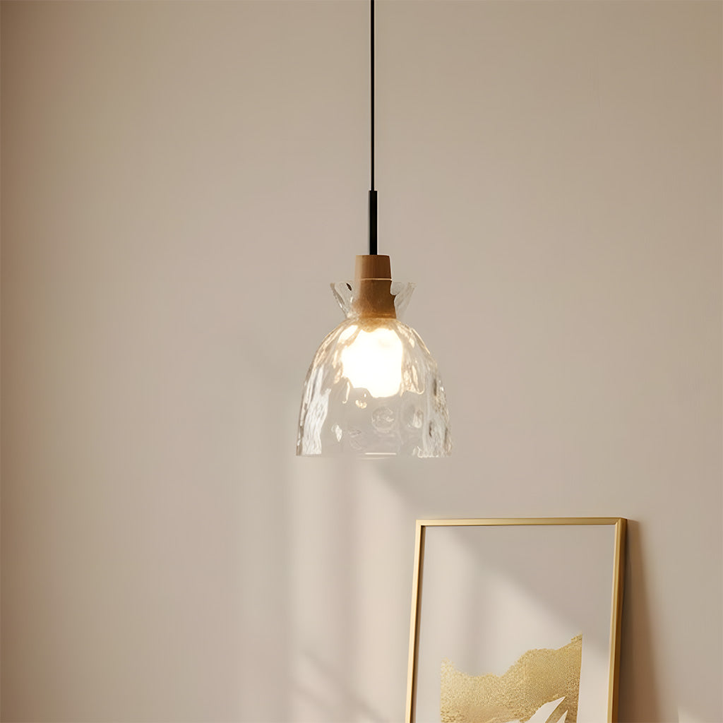 Glazen Hanglamp met Geslepen Koepel en Houten Accenten – Rustieke Eethoekverlichting
