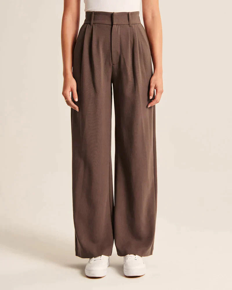 Femke | Elegante getailleerde damesbroek in de kleur Mokka voor dames in stijl ideaal voor de lente.