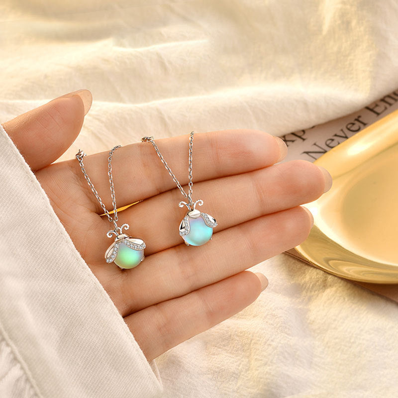 Gloeiende Maansteen Ketting met Vuurvlieg Motief Verzilverd Hanger