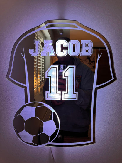 Voetbalshirt Spiegel met Personalisatie – Decoratieve Wandspiegel voor Kinderkamer – Gepersonaliseerd met Naam en Nummer