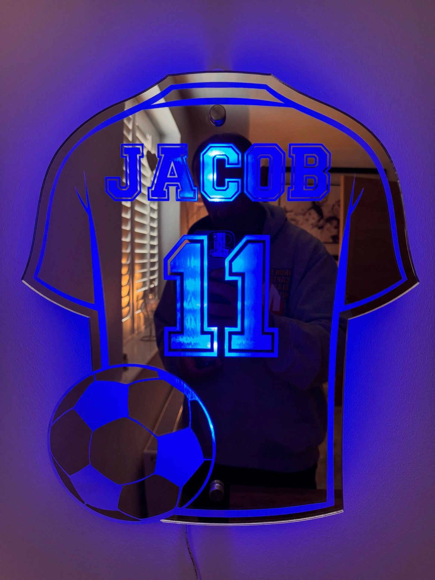 Voetbalshirt Spiegel met Personalisatie – Decoratieve Wandspiegel voor Kinderkamer – Gepersonaliseerd met Naam en Nummer