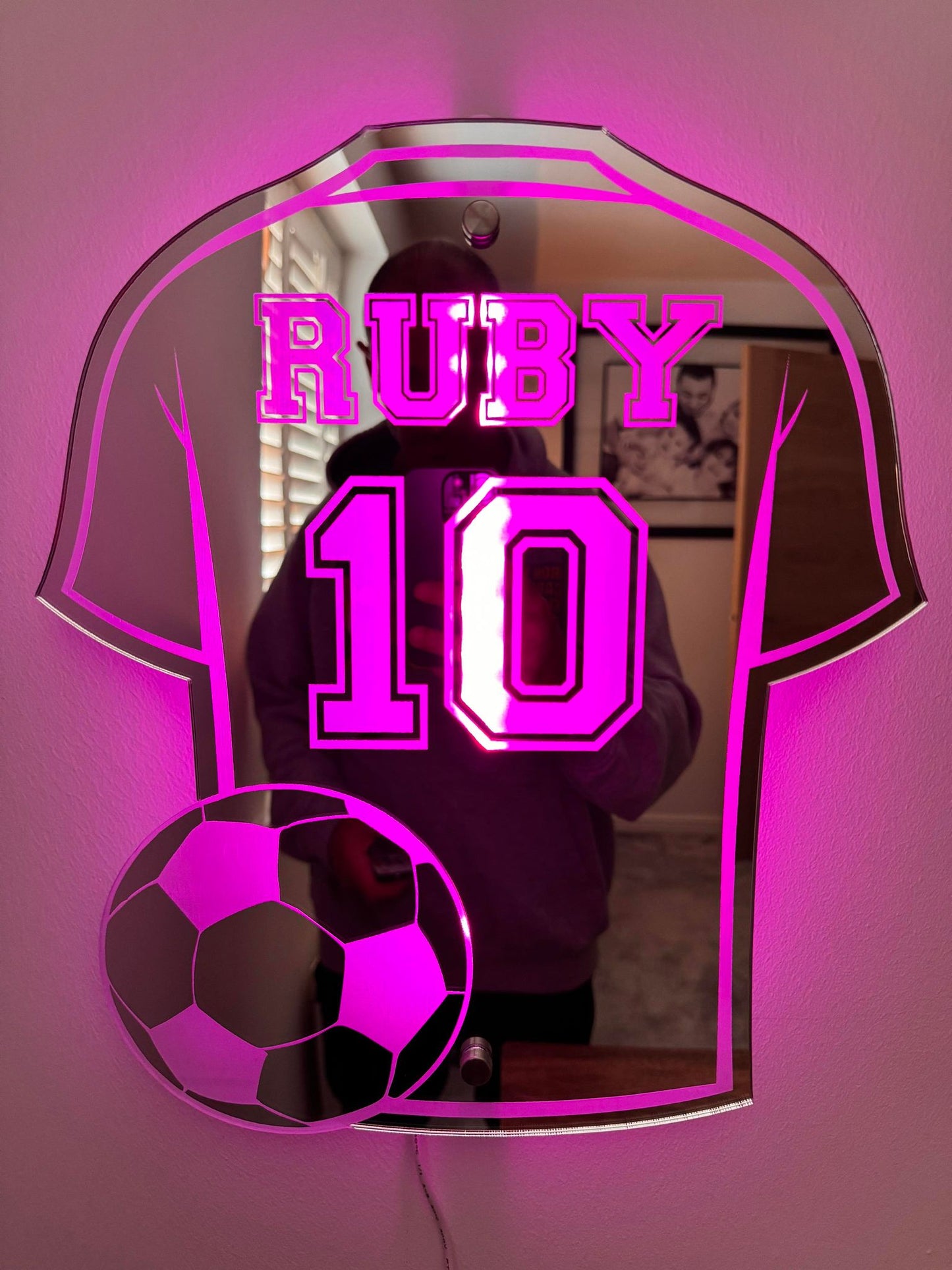 Voetbalshirt Spiegel met Personalisatie – Decoratieve Wandspiegel voor Kinderkamer – Gepersonaliseerd met Naam en Nummer