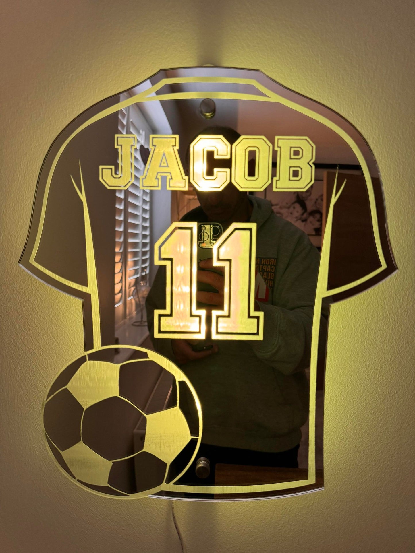 Voetbalshirt Spiegel met Personalisatie – Decoratieve Wandspiegel voor Kinderkamer – Gepersonaliseerd met Naam en Nummer