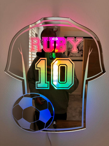 Voetbalshirt Spiegel met Personalisatie – Decoratieve Wandspiegel voor Kinderkamer – Gepersonaliseerd met Naam en Nummer