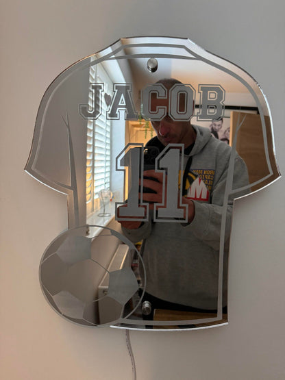 Voetbalshirt Spiegel met Personalisatie – Decoratieve Wandspiegel voor Kinderkamer – Gepersonaliseerd met Naam en Nummer