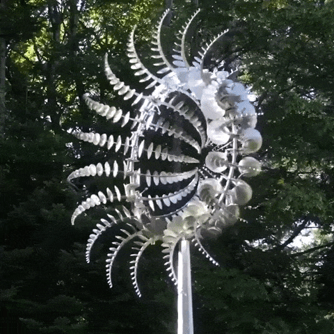 Sculpturale metalen windmolen voor tuin en terras met rustgevende draaibeweging