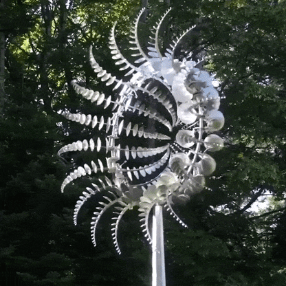Sculpturale metalen windmolen voor tuin en terras met rustgevende draaibeweging