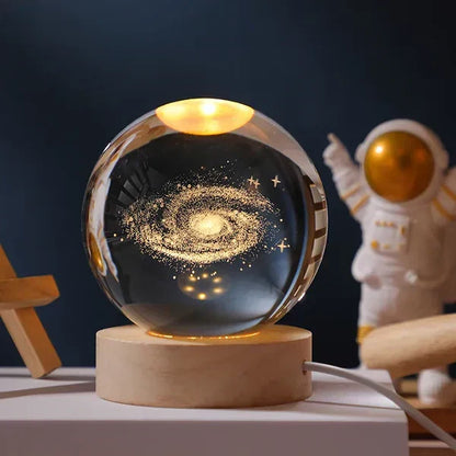 3D Verlichte Glazen Bol met Ruimtemotieven – Decoratieve Sfeerverlichting met LED