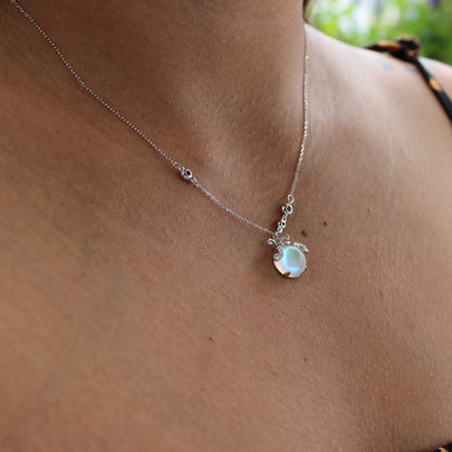 Gloeiende Maansteen Ketting met Vuurvlieg Motief Verzilverd Hanger