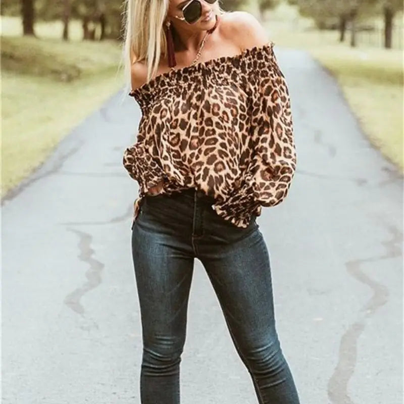 Vrouwelijke Off-the-shoulder Top met Luipaardprint