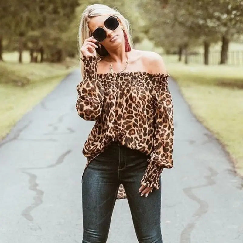 Vrouwelijke Off-the-shoulder Top met Luipaardprint
