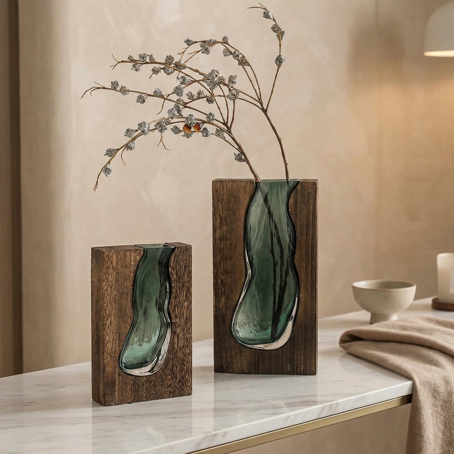 Glazen vaas met natuurlijke houtrand live edge stijl Scandinavisch design decoratief voor bloemen