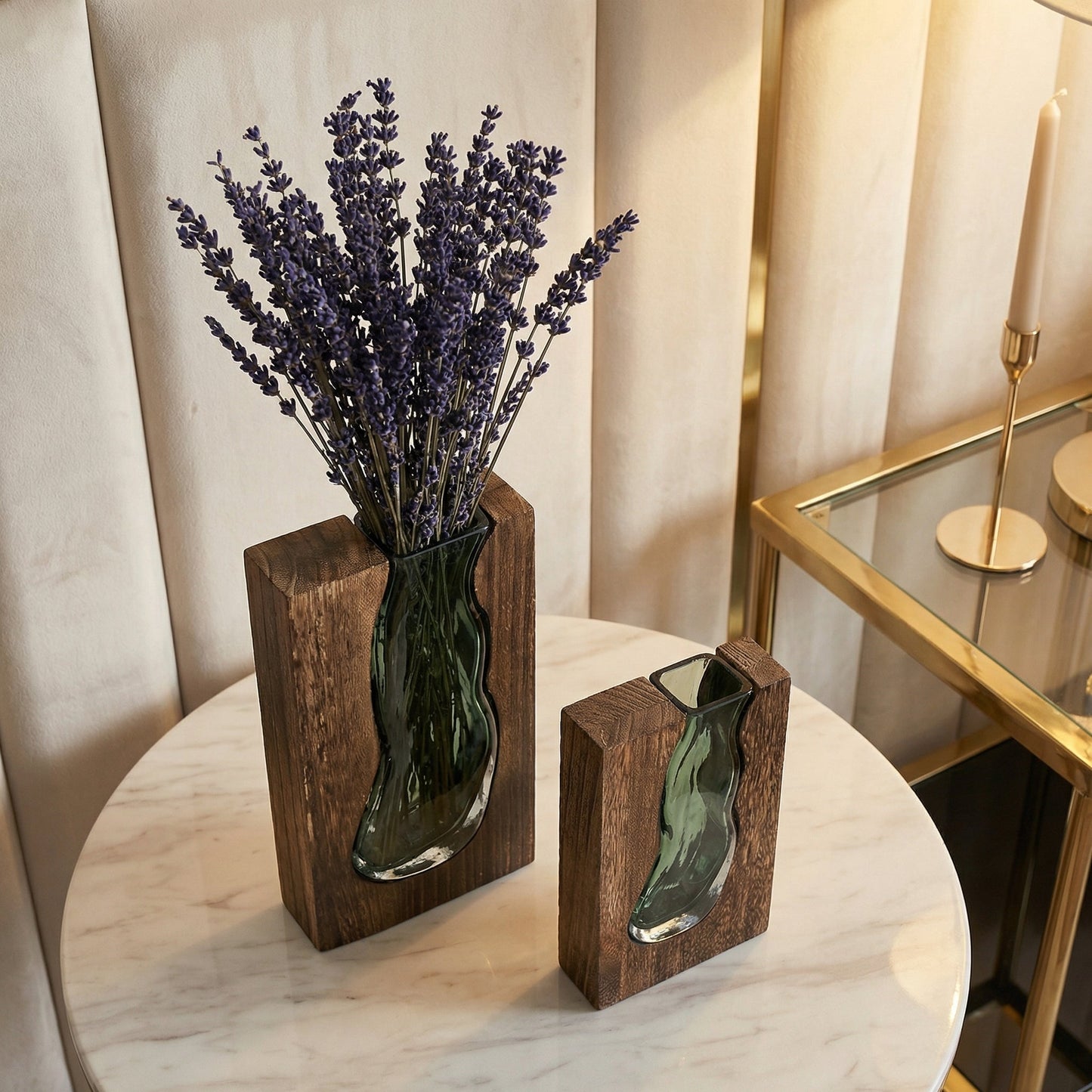 Glazen vaas met natuurlijke houtrand live edge stijl Scandinavisch design decoratief voor bloemen