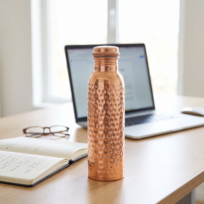 Koperen drinkfles 800ML gehamerd puur koper op kantoorbureau