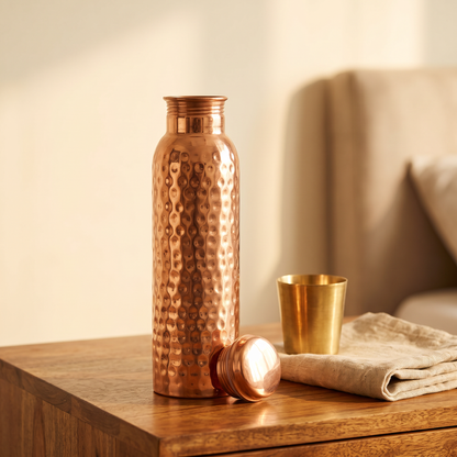 Ayurveda waterfles koper 800ML gehamerd op nachtkastje