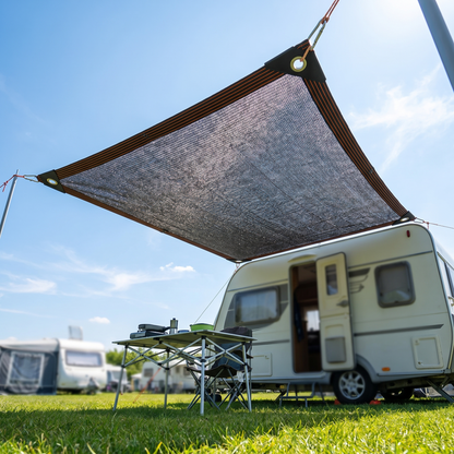 Schaduwdoek van HDPE gespannen boven een kampeerplek bij een caravan
