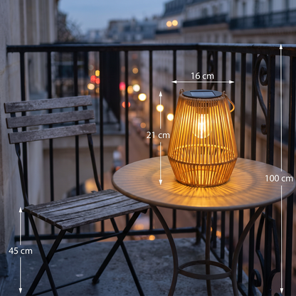 Solar lantaarn rotan op een balkon
