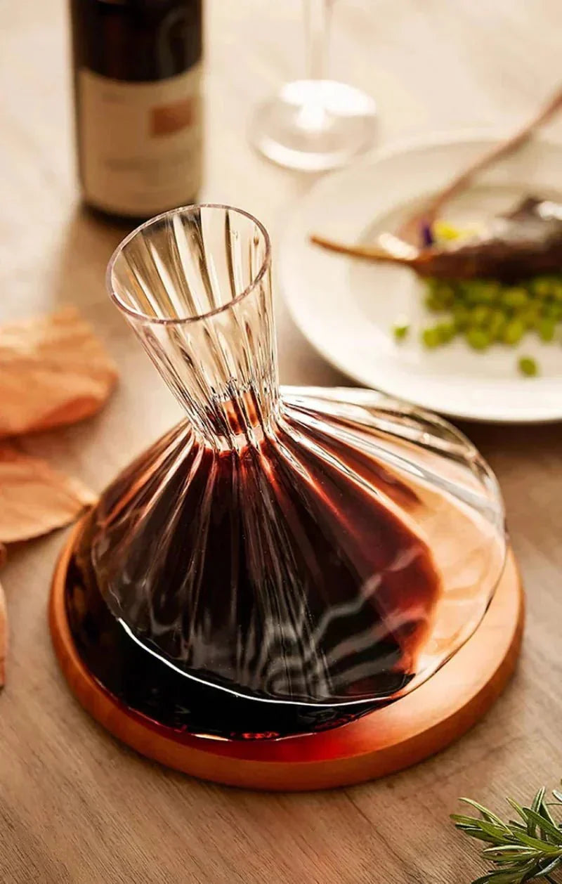 Roterende Wijnkaraf Van Glas Met Houten Voet Voor Beluchten Van Rode Wijn