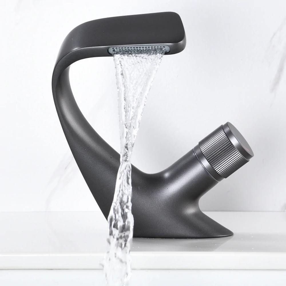Wastafelkraan Met Waterval Uitloop En Éénhendel Design Voor Badkamer