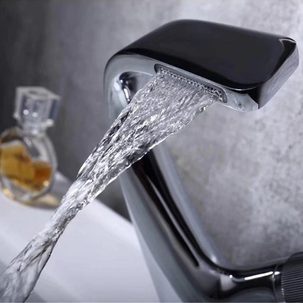 Wastafelkraan Met Waterval Uitloop En Éénhendel Design Voor Badkamer