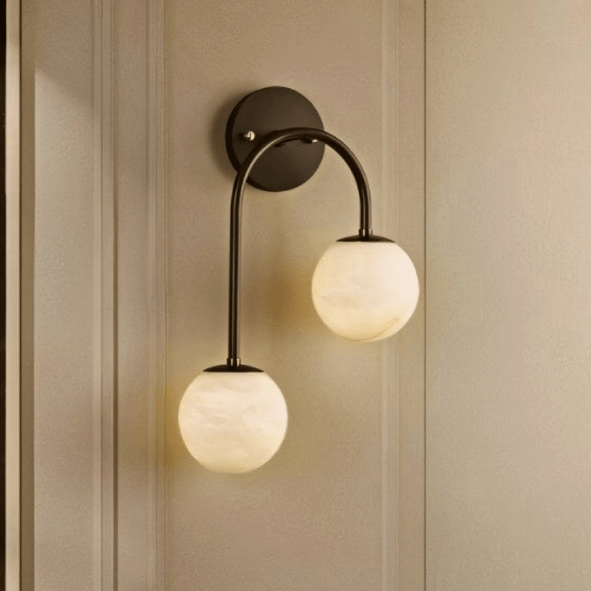 Alabaster Hanglamp Van Natuursteen Met Zachte Warme Gloed En Sculpturaal Design