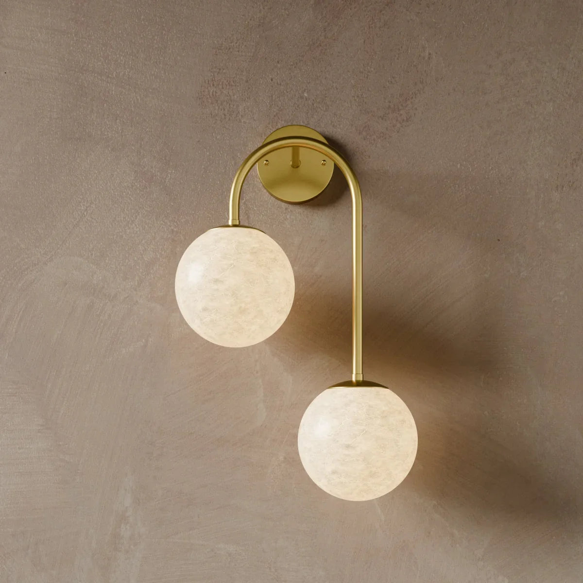 Alabaster Hanglamp Van Natuursteen Met Zachte Warme Gloed En Sculpturaal Design