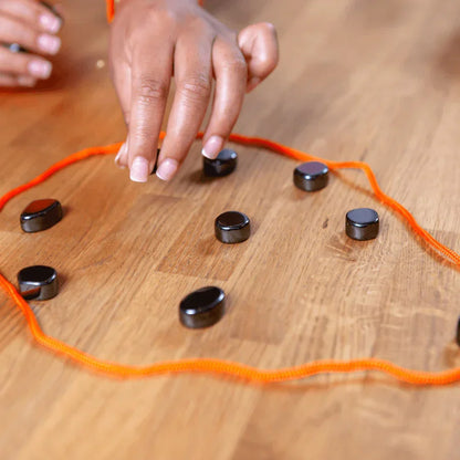 Magnetisch Schaakspel - Reisschaakspel met Magneetsteen - Magnetisch Tafelspel - Magnetische Schaakstukken Spel - Magnetische Bordspellen voor Kinderen en Volwassenen - Strategiespel met Koord - Educatief Coördinatie Concentratiespel
