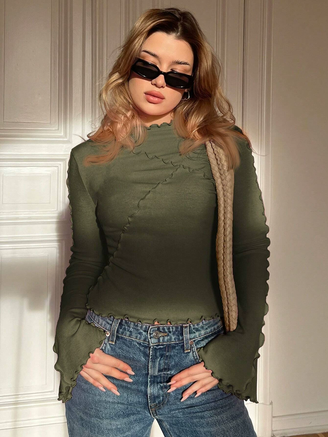 Vrouwelijke Asymmetrische Top met Ruches – Strakke Fit