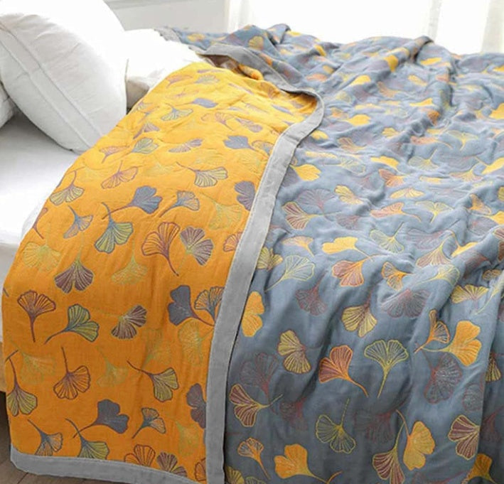Ginkgo Bladeren Plaid – Omkeerbaar Gewatteerd Decoratiedeken met Botanisch Bladerprint in Geel en Blauw voor Bank, Bed of Picknick