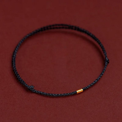 Gevlochten Kralenarmband met Beschermingsbedel – Rood Touw met Gouden Accenten – Verstelbaar Geluksarmbandje