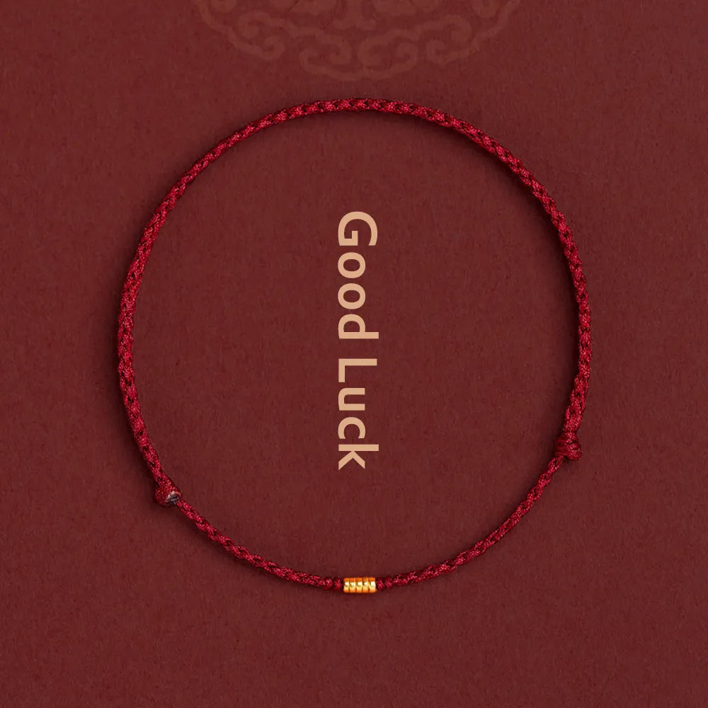Gevlochten Kralenarmband met Beschermingsbedel – Rood Touw met Gouden Accenten – Verstelbaar Geluksarmbandje