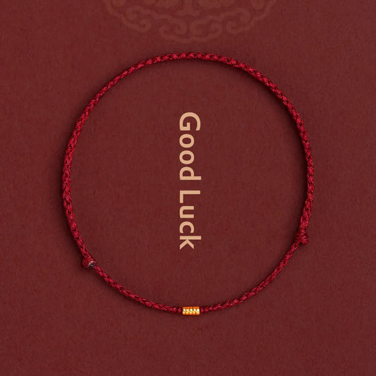 Gevlochten Kralenarmband met Beschermingsbedel – Rood Touw met Gouden Accenten – Verstelbaar Geluksarmbandje