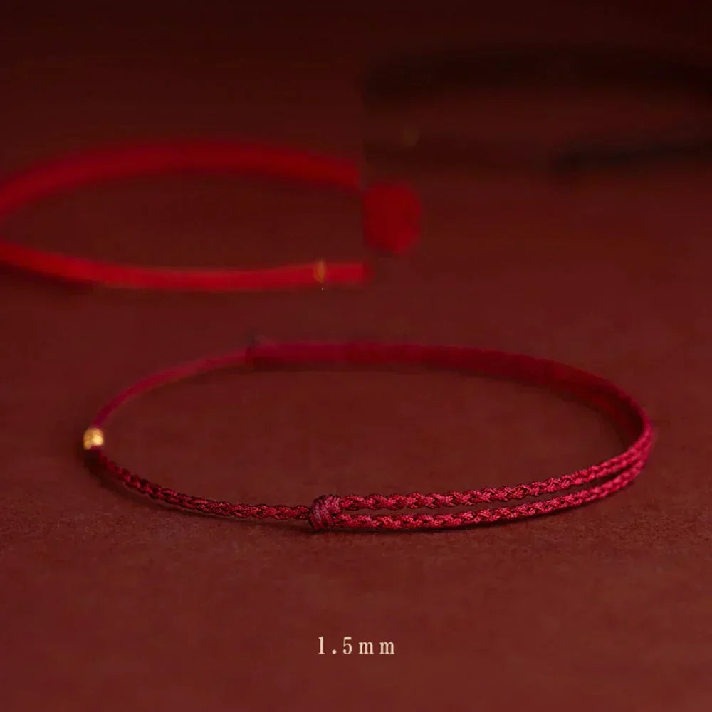 Gevlochten Kralenarmband met Beschermingsbedel – Rood Touw met Gouden Accenten – Verstelbaar Geluksarmbandje