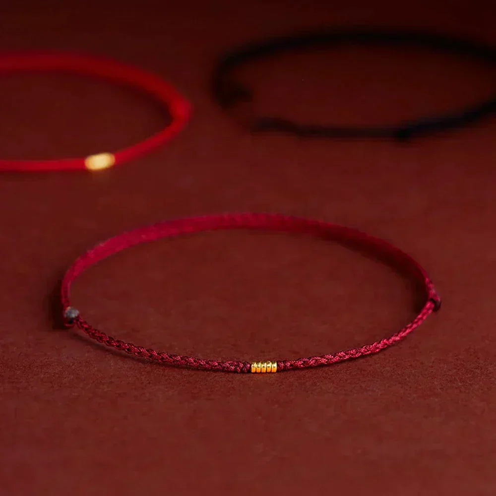 Gevlochten Kralenarmband met Beschermingsbedel – Rood Touw met Gouden Accenten – Verstelbaar Geluksarmbandje