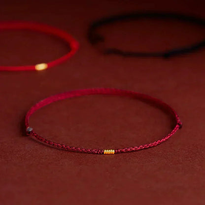 Gevlochten Kralenarmband met Beschermingsbedel – Rood Touw met Gouden Accenten – Verstelbaar Geluksarmbandje