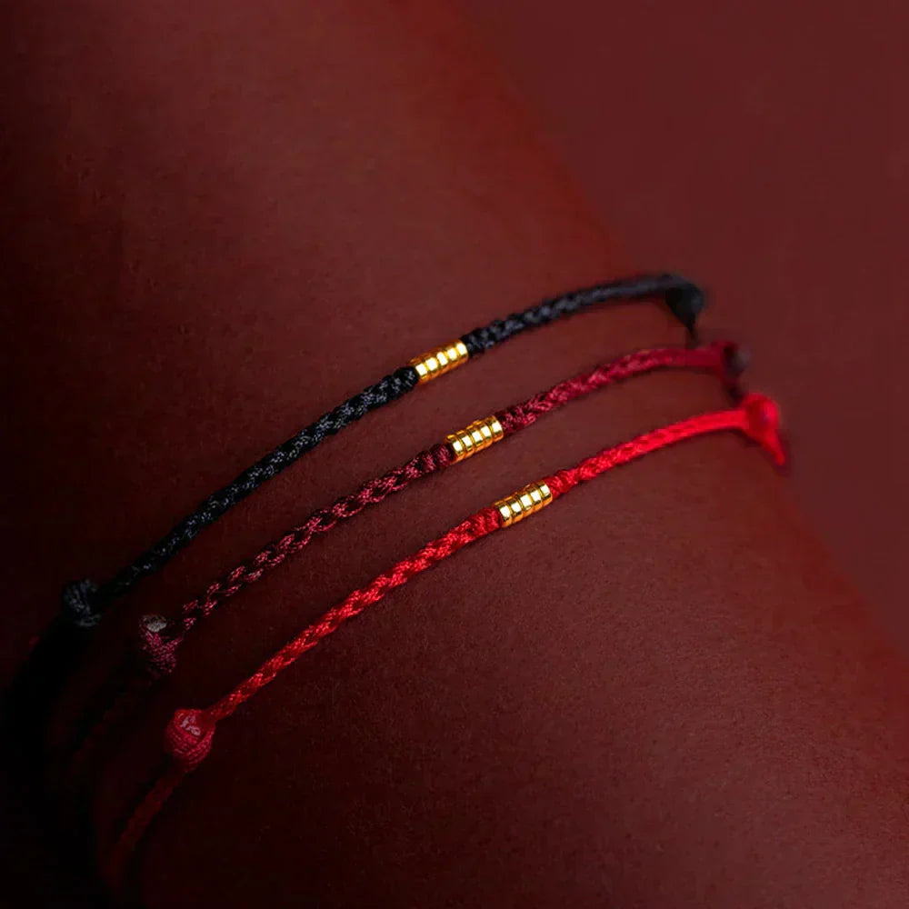 Gevlochten Kralenarmband met Beschermingsbedel – Rood Touw met Gouden Accenten – Verstelbaar Geluksarmbandje