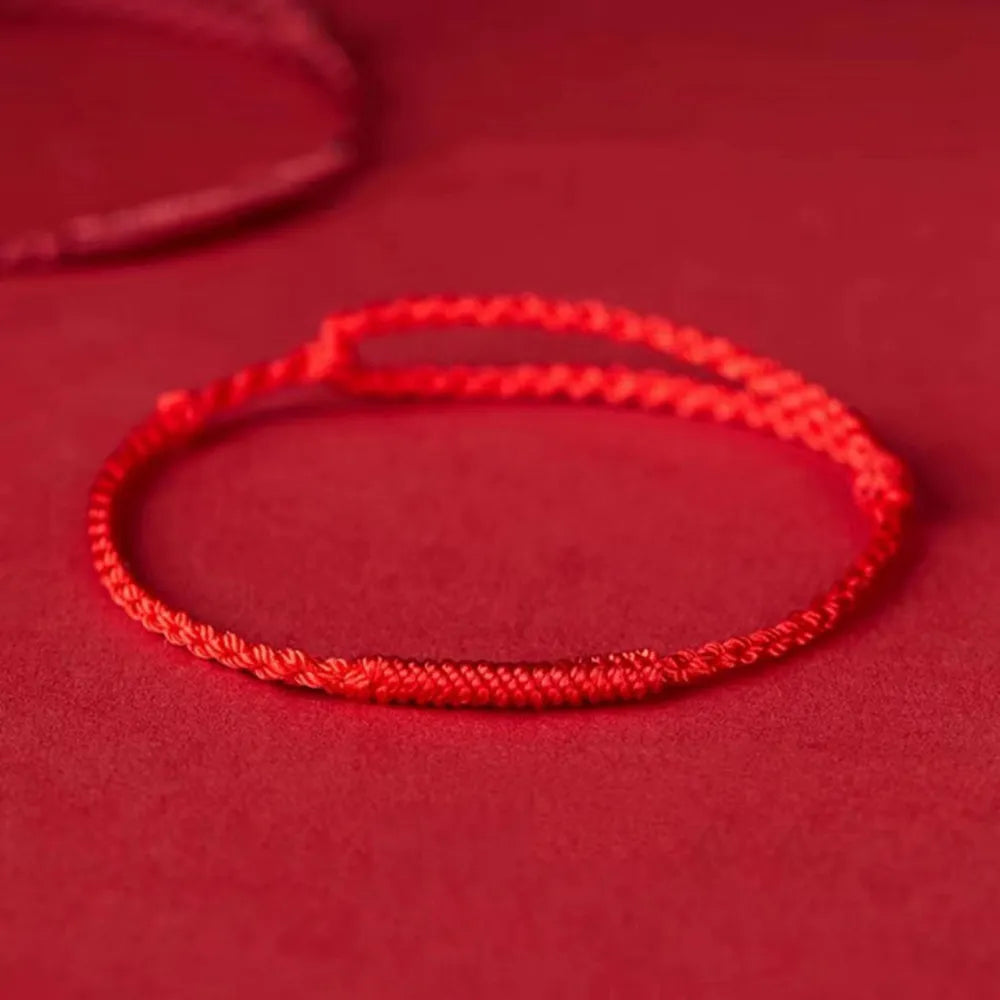 Gevlochten Kralenarmband met Beschermingsbedel – Rood Touw met Gouden Accenten – Verstelbaar Geluksarmbandje