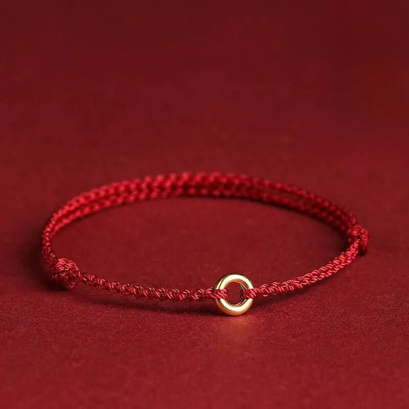 Gevlochten Kralenarmband met Beschermingsbedel – Rood Touw met Gouden Accenten – Verstelbaar Geluksarmbandje