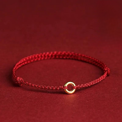 Gevlochten Kralenarmband met Beschermingsbedel – Rood Touw met Gouden Accenten – Verstelbaar Geluksarmbandje