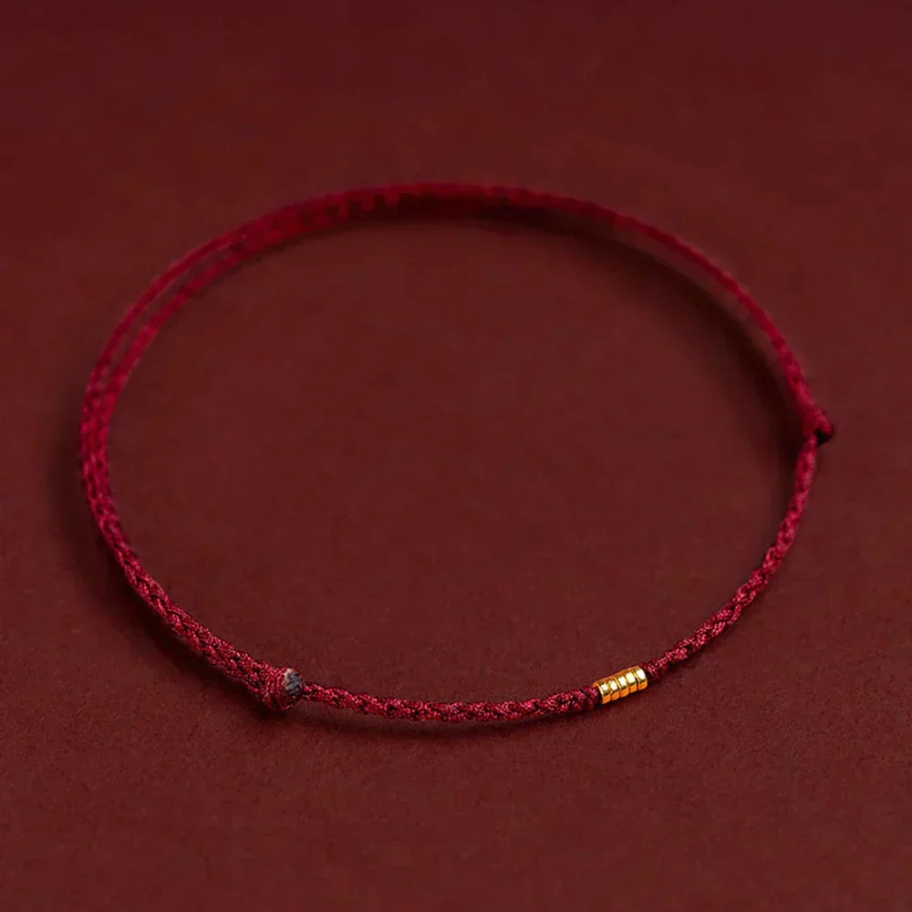 Gevlochten Kralenarmband met Beschermingsbedel – Rood Touw met Gouden Accenten – Verstelbaar Geluksarmbandje