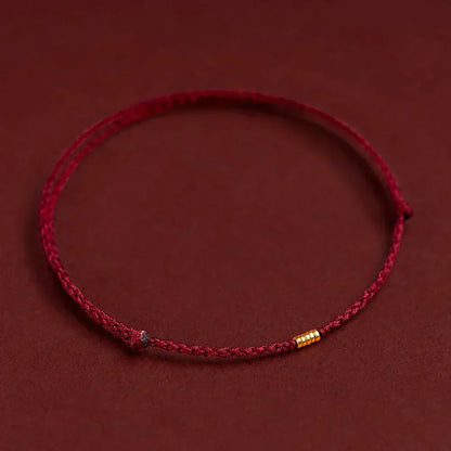 Gevlochten Kralenarmband met Beschermingsbedel – Rood Touw met Gouden Accenten – Verstelbaar Geluksarmbandje
