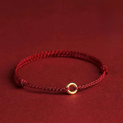 Gevlochten Kralenarmband met Beschermingsbedel – Rood Touw met Gouden Accenten – Verstelbaar Geluksarmbandje